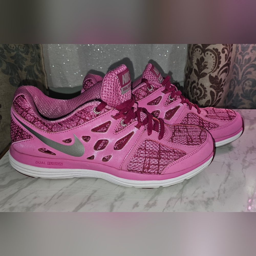 Nike Dual Fusion  size 9 women's shoe